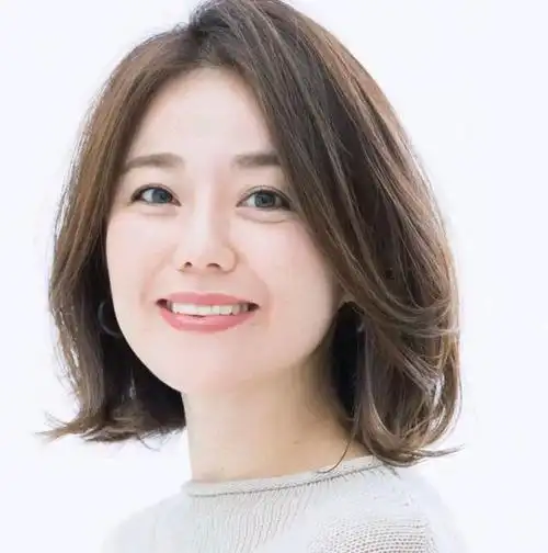 50岁女人尽量避开"满头烫"发型,试试这几种短发烫发,更显年轻