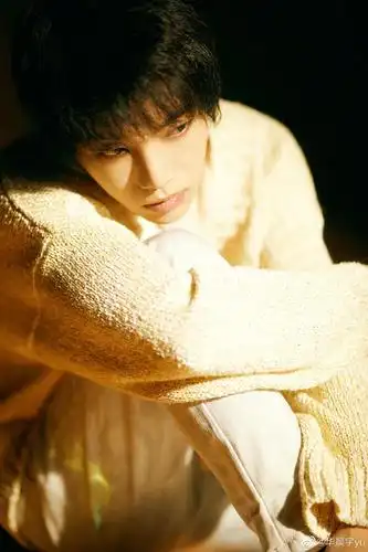 歌手2020 花花华晨宇深情凝视镜头 含泪演唱《我们.