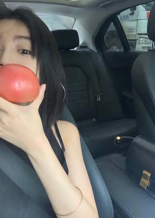 女朋友穿短裙的时候,你总会皱眉不许她穿,过了几年后,发现原来她穿