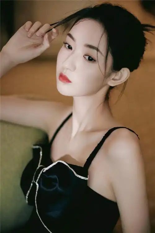 王玉雯质感写真曝光气质清冷尽显身姿