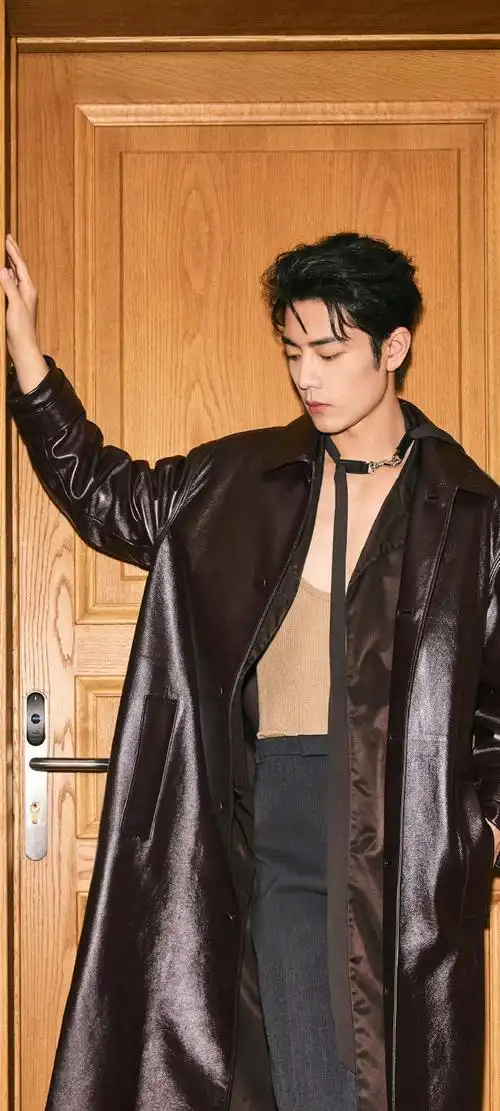 肖战晒米兰明信片##肖战看秀look##gucci大秀