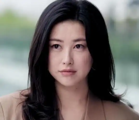 朱珠新剧美爆了,为了角色剃光头让人怒赞,但也暴露了一个不足