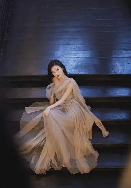 景甜穿一袭粉色纱裙亮相活动气质优雅温婉动人