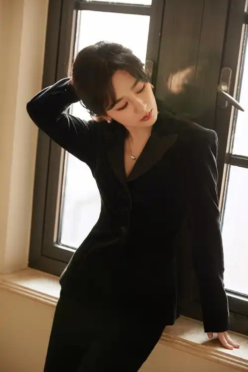 杨紫黑色丝绒露背西装##杨紫露背装