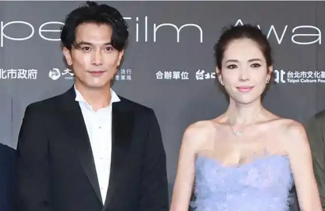 许玮宁上午先一步分享喜讯,宣布与邱泽结婚,并在社交网上甜蜜写下:"