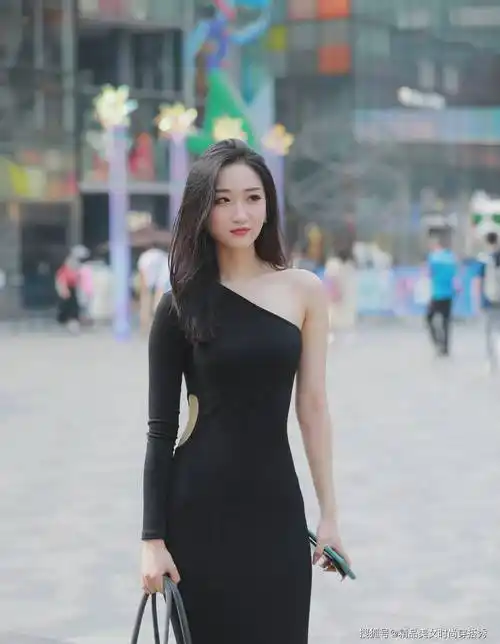 裙子的长度在膝盖下方的位置,露出纤细的小腿搭配一双小单鞋,街范十足