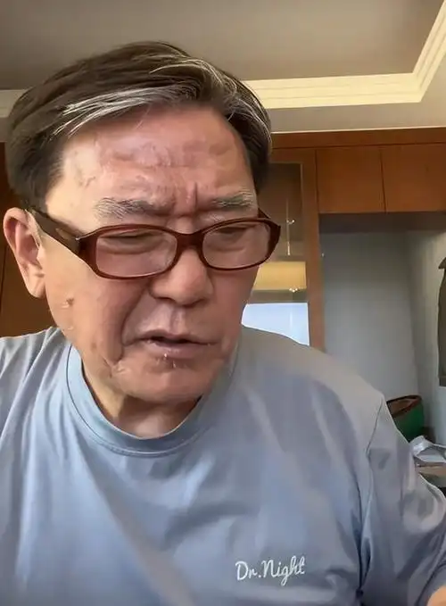 70岁李立群身体状况令人担忧,裤子上系两根腰带,吃发黄的绿豆芽