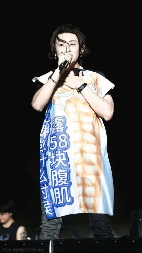 小鬼王琳凯音乐节露58块腹肌##起猛了看见小鬼露58块腹肌