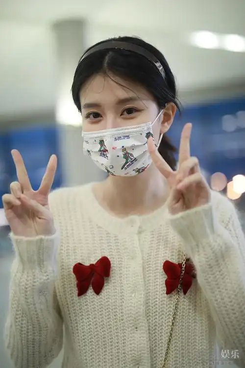 乔欣穿蝴蝶结开衫双手比耶 修长美腿抢镜