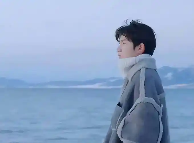 原创王源在雪地畅玩雪地盖脸印章泼雪成冰真的好快乐啊