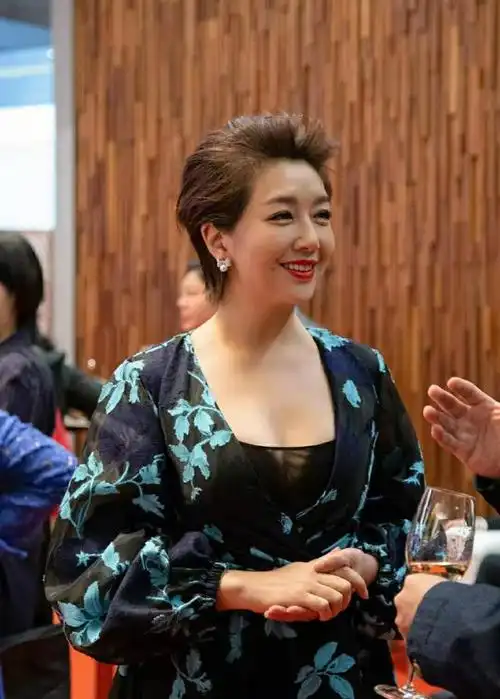 江珊真是戏红人不红,近照皮肤白嫩无皱纹,52岁气质真优雅!