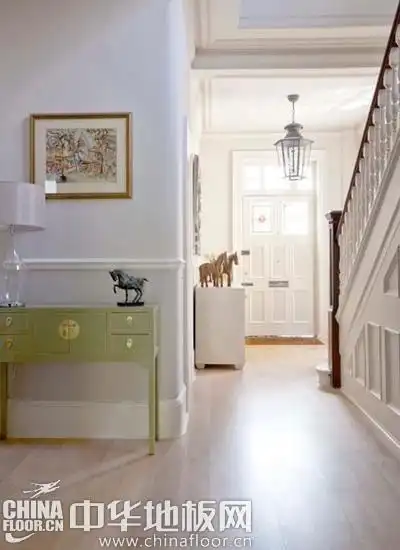 别墅玄关浅色地板装修效果图