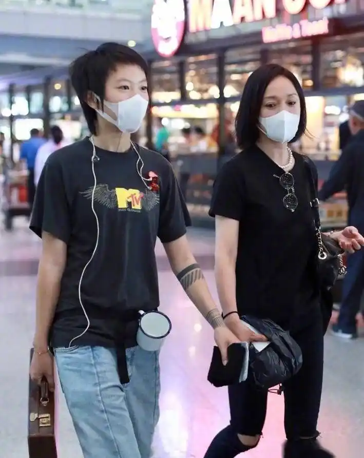 【周迅窦靖童同框现身 】昨天, 周迅窦靖童现身机场,两人同风格黑色