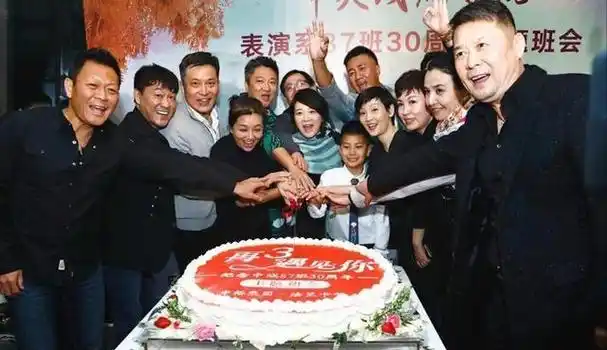 演员何冰为何结婚几十年0绯闻看看妻子是谁就知道了