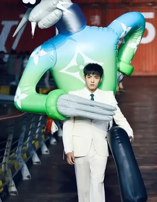 69698月6日晚间,有网友在微博上曝出了一组吴亦凡走秀时的照片:身