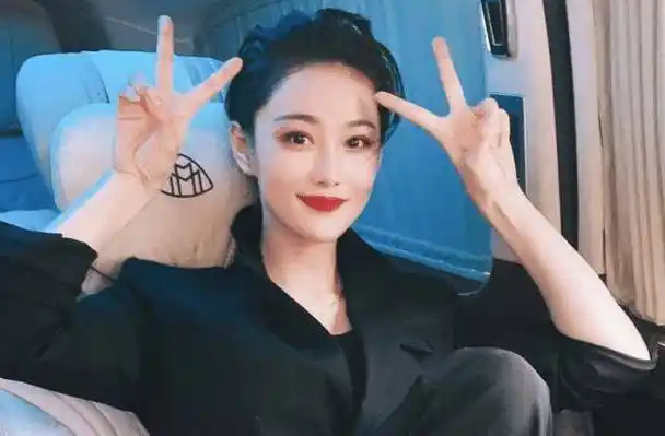 张馨予生娃2年后再现长发,淡妆模样清秀十足,难怪何捷当年会心动_短发