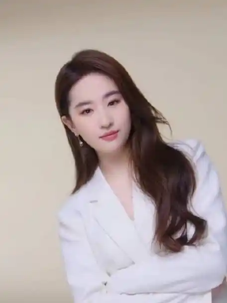 新鲜的会动的刘亦菲来了,一身纯白西装清爽干练,又飒又美