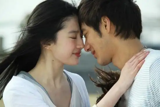 《恋爱通告》今日公映 刘亦菲王力宏吻戏成焦点