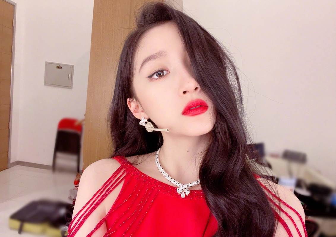 关晓彤真的长大了,穿蓝色抹胸秀直角肩,唯美锁骨真的绝了!