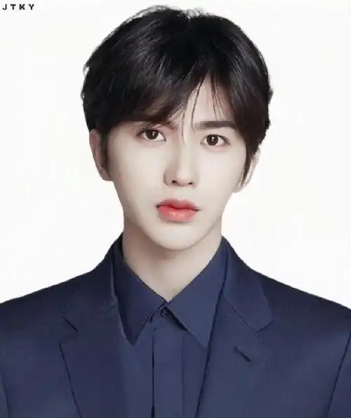 200928 蔡徐坤国庆音乐会海报公开 期待歌手坤的精彩表现|证件照|西装