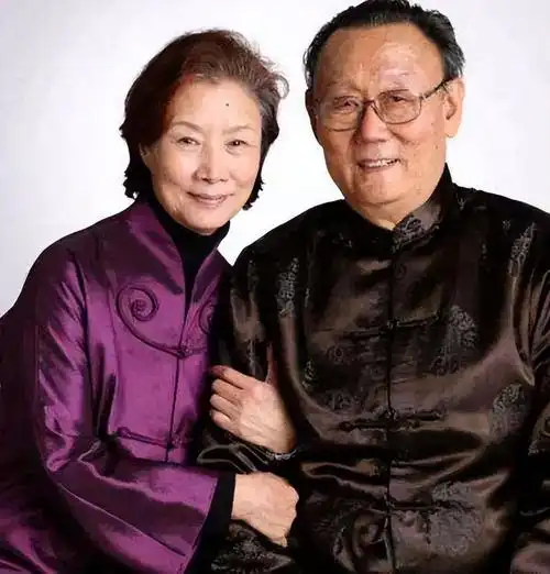 演员吕中:23岁嫁同学,今儿子儿媳是她的骄傲,女儿是国人的骄傲