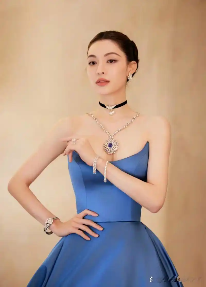 钟楚曦穿着一件蓝色的低胸长裙,看起来既优雅又自信她的气质跟倪妮很
