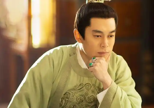 《卿卿日常》这部剧里刘冠麟饰演的三少主,看似是个很体贴搞笑的人,还