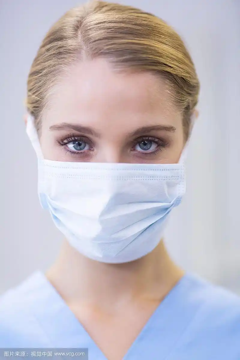 门诊女护士戴口罩肖像