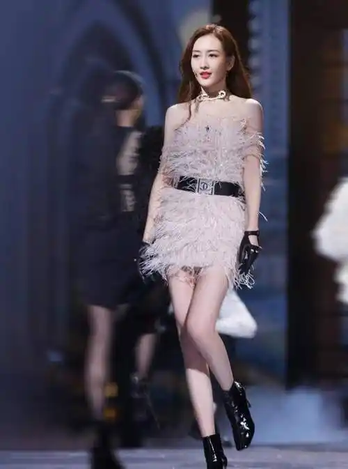 王鸥身材有多好?她和关晓彤站在一起,网友:对比强烈_演技_肤色_身高