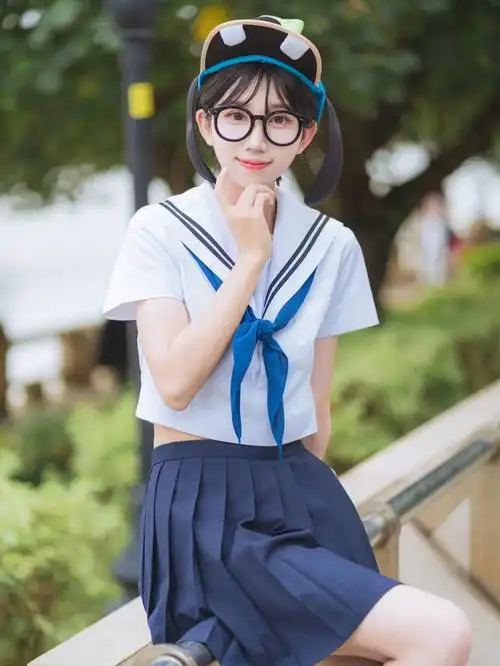 戴着高飞帽子的可爱水手服少女