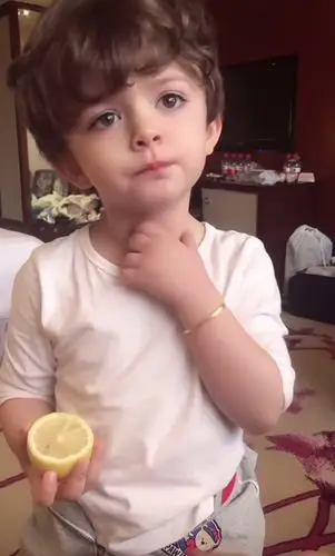 这位小混血儿帅不帅,中国话说的非常流畅