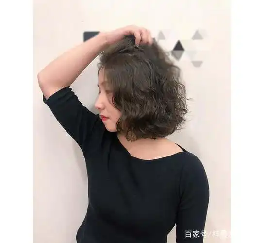 中发发型参考,精选中发烫发发型,更具优雅知性的感觉