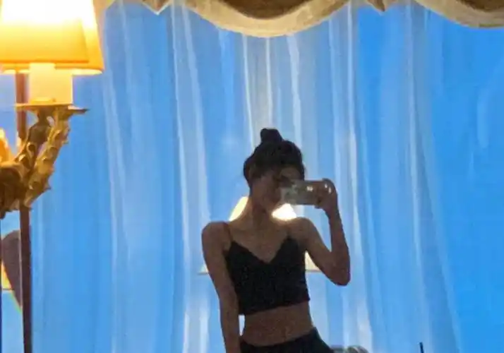 易烊千玺为避嫌缩在角落鞠婧祎却一脸束手无措两人真的不认识吗