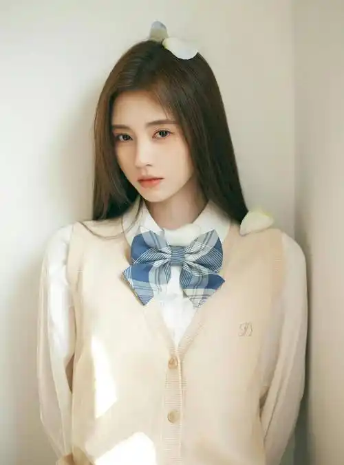 鞠婧祎校园风写真,一身白色衬衫搭配蓝色格纹半裙,清纯又少女_造型