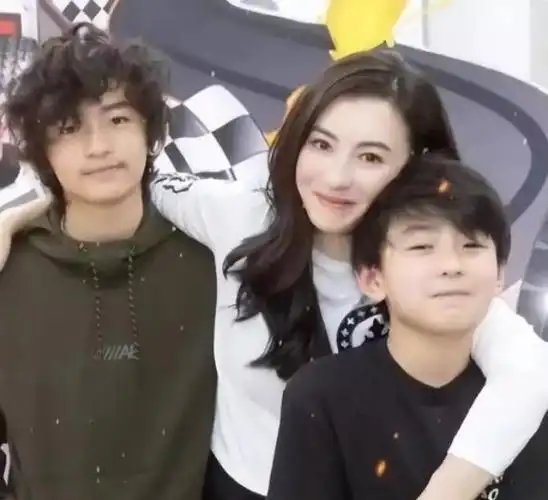 儿子恋上离异带娃女友,张柏芝无奈吐槽道:谢霆锋家的基因太强了