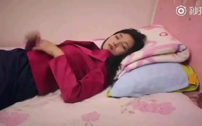 同居女喝醉直喊热男舍友受不了了