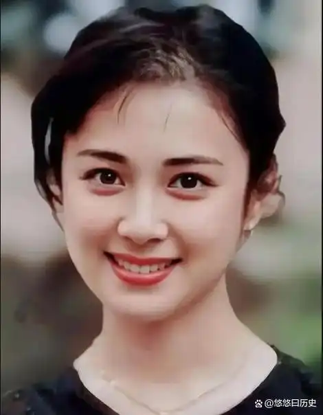 是一位回族女演员,她的演技备受认可,曾获得多项重要电影和电视剧奖项