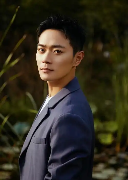 曹骏曝光初秋暖夕写真舒适惬意氛围中彰显正气本色