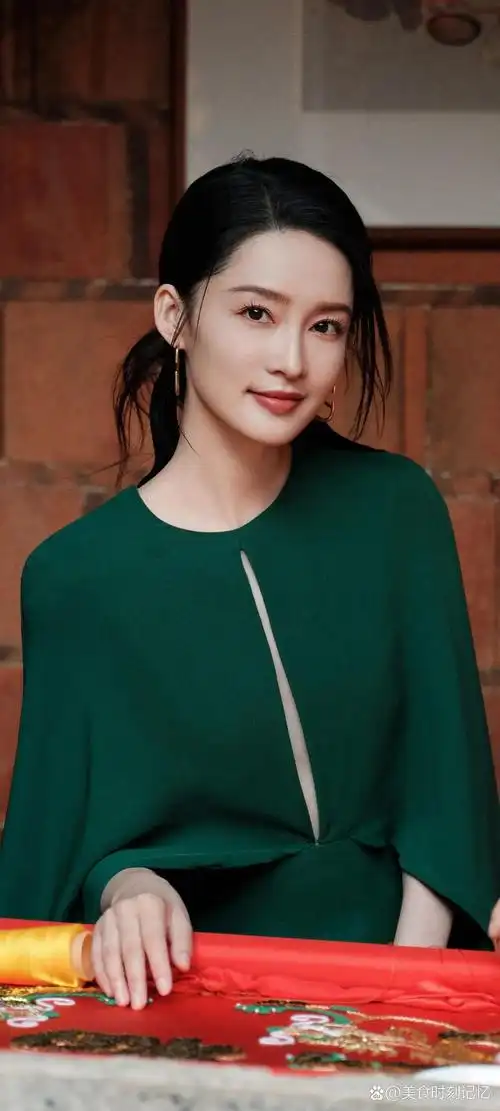 李沁:娱乐圈的新星,用才华与魅力征服观众 李沁,一个近年来在娱乐圈中