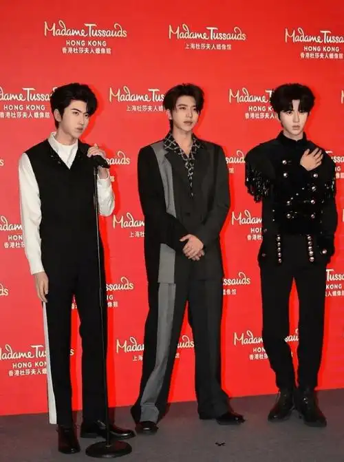 蔡徐坤与双蜡像同框合影 现场摆同款姿势 你知道哪个是真的吗?