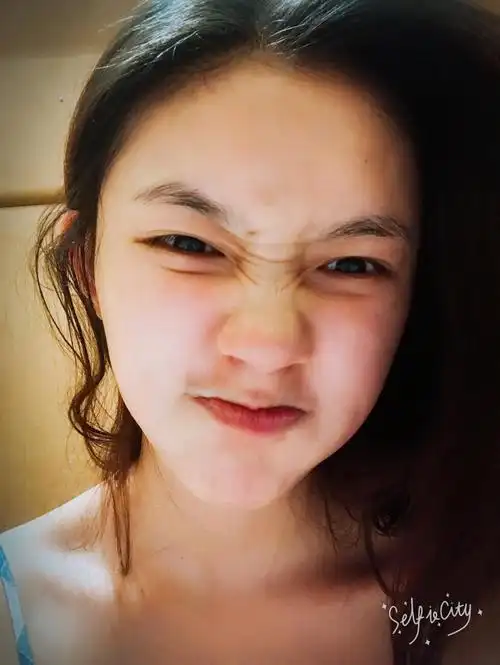 [3月13日]林允肌肤娇嫩歪头甜笑 卖萌搞怪似少女[9p]