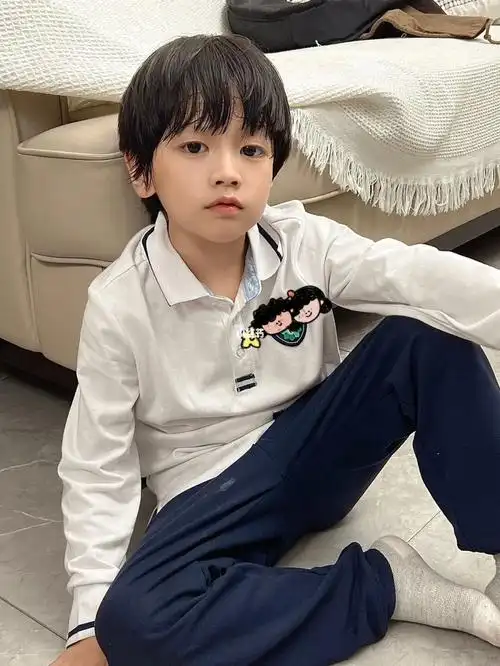 这小男孩真的太帅了