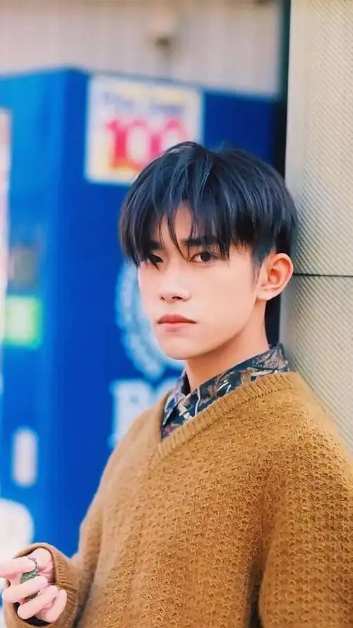 易烊千玺那可算的上是各个年龄段的人都很喜欢的一个小生了,温文尔雅