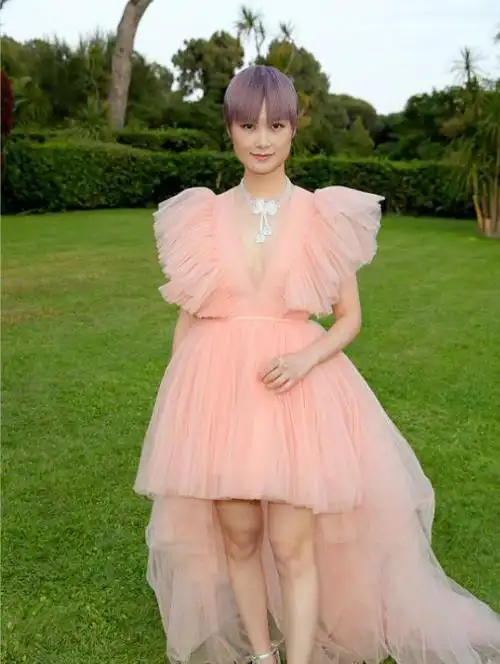 李宇春撕掉男人婆标签,穿粉色薄纱长裙秀美腿,女人味十足