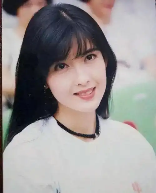 周慧敏,被誉为"玉女掌门人",无疑是上世纪90年代最美的女星.