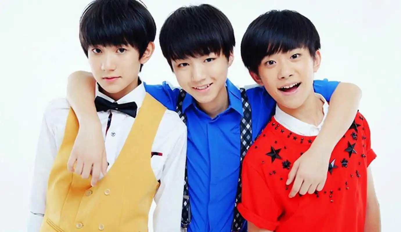 合体十周年演唱会,粉丝们都炸了05让我们考古下tfboys全体时的照片