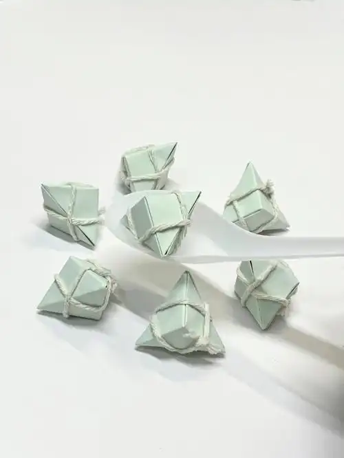 端午节  #包粽子  #折纸虽然咱不会包粽子,但会折粽子附上7只小纸粽