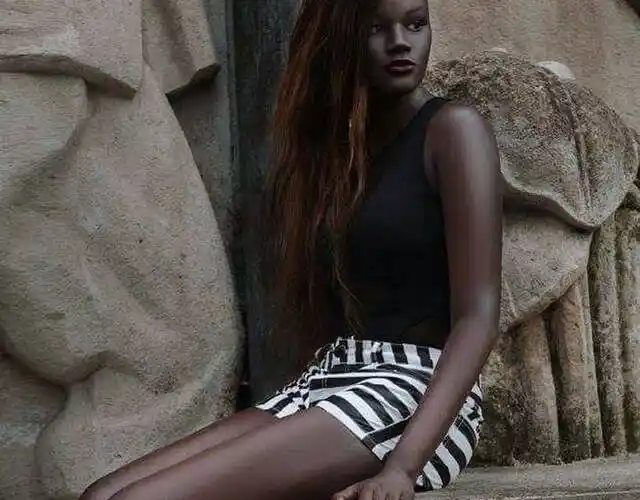 来自塞内加尔的19岁模特khoudia diop因其黝黑的皮肤在社交网站上走红