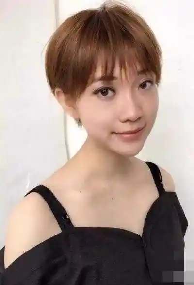 2022最时尚的短发发型女孩子剪齐耳短发漂亮吗