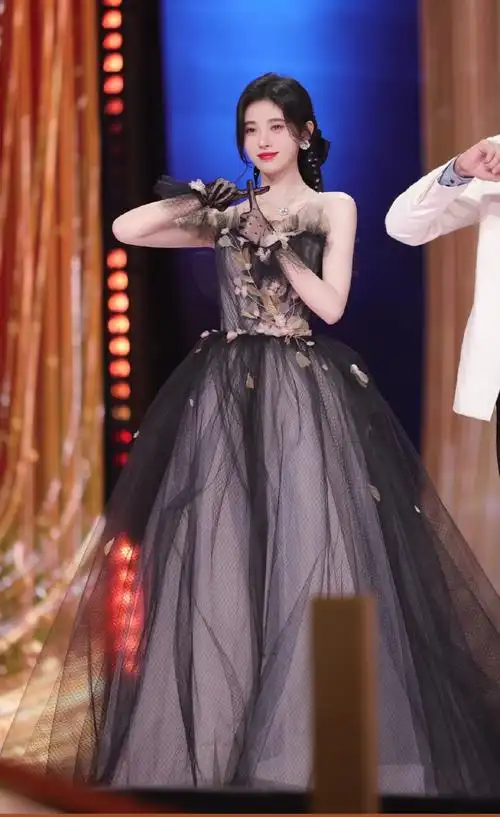 鞠婧祎 | 小鞠今日活动造型图来袭,鞠婧祎真的好美啊!